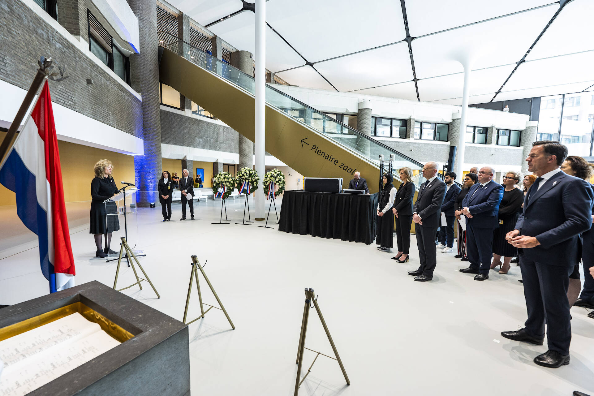 Tweede Kamervoorzitter Bergkamp hield een toespraak bij de herdenking bij de Erelijst der Gevallenen.
