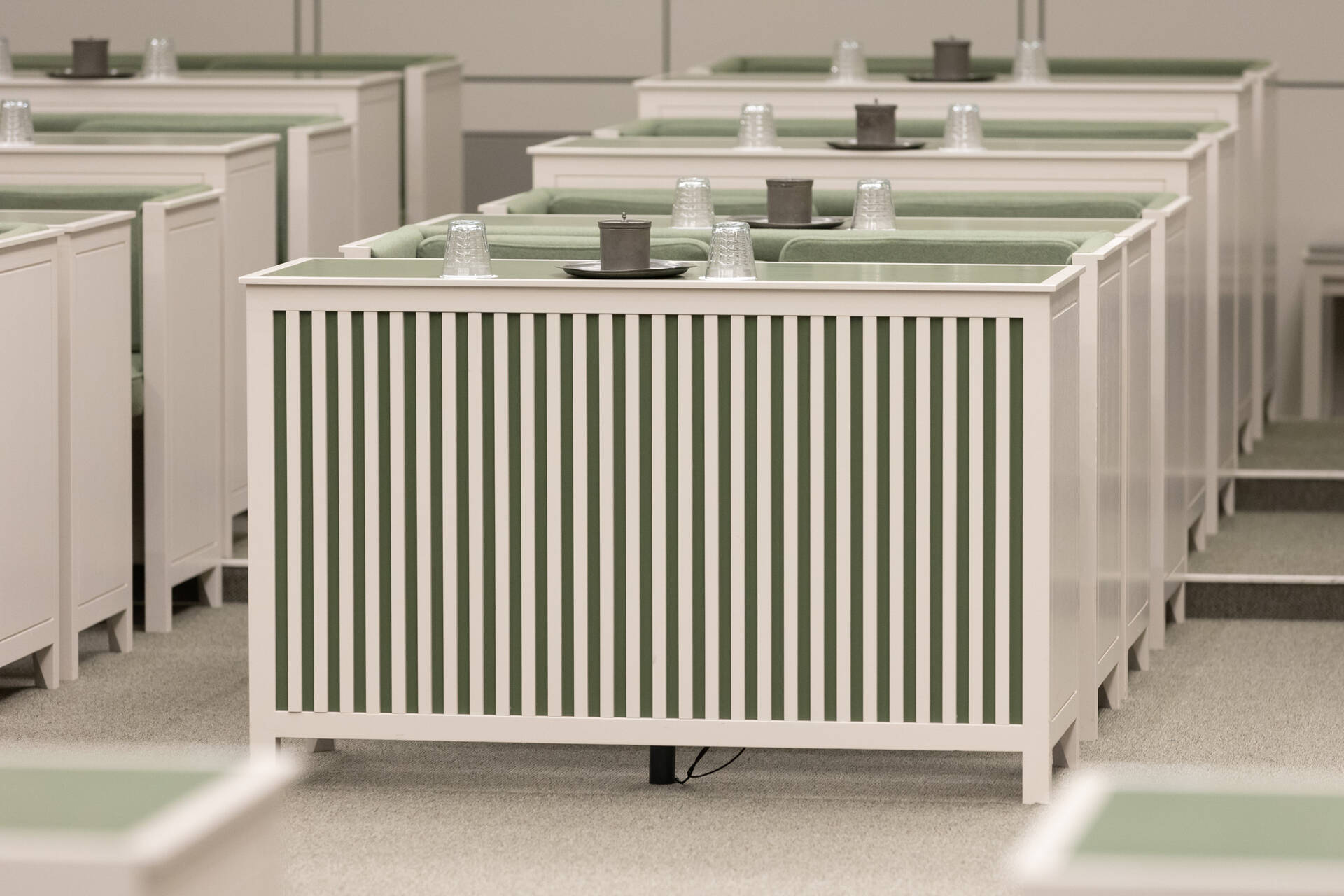 De bankjes van de Eerste Kamerleden