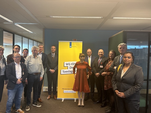Leden van de commissie SZW op bezoek bij de Dienst Toeslagen