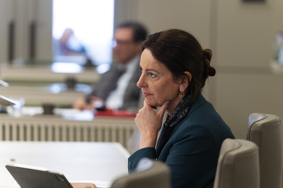  Minister Uitermark van Binnenlandse Zaken en Koninkrijksrelaties luistert tijdens het debat op 8 april 2025