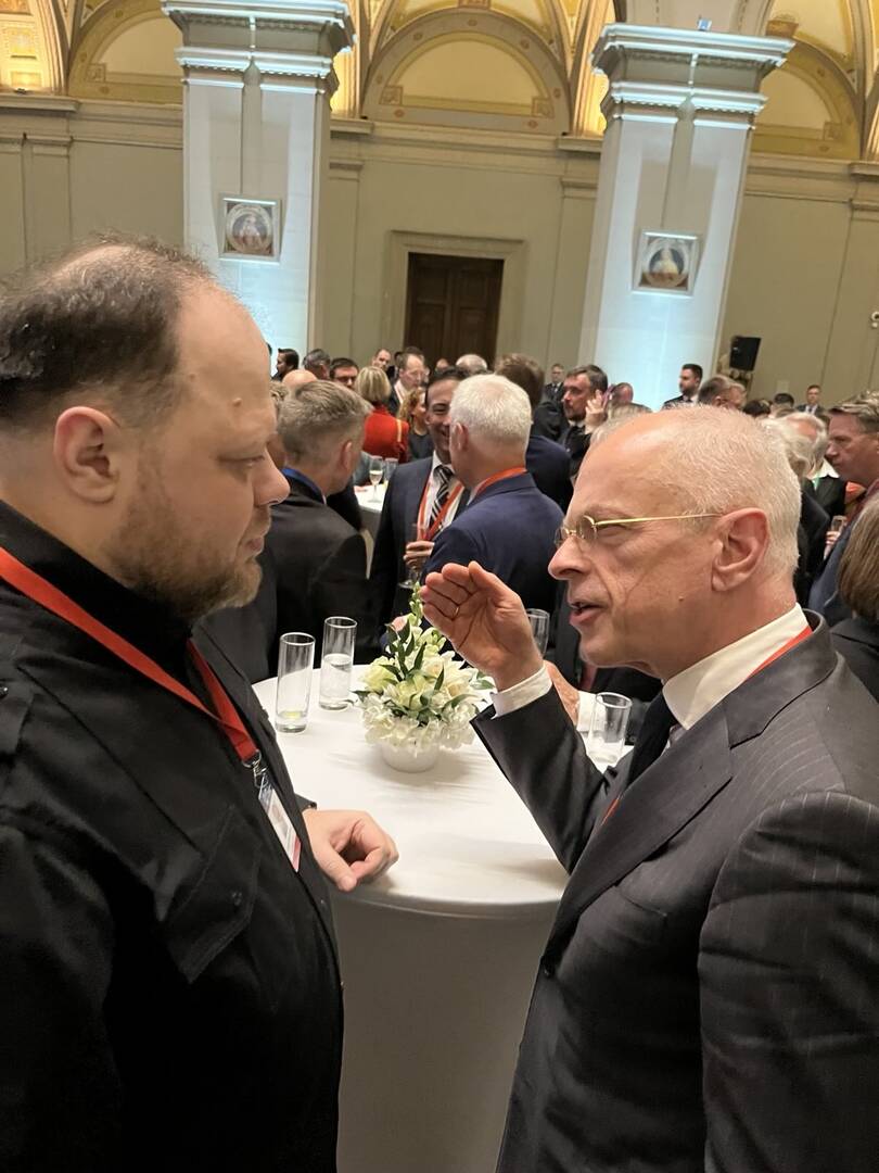 Eerste Kamervoorzitter Bruijn (r) in gesprek met Voorzitter Ruslan Stefanchuk van het Oekraïense parlement (l)