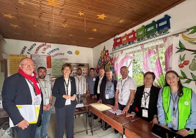 Senator Vogels in een stembureau