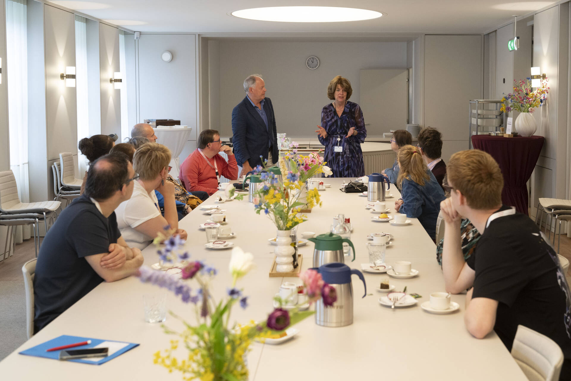 Senatoren Paul van Meenen (D66) en Janny Bakker-Klein (CDA) heten de prokkelaars welkom in de Eerste Kamer.
