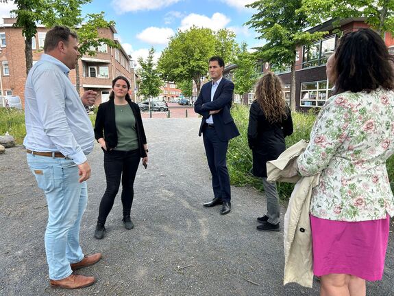 De delegatie in gesprek met deskundigen