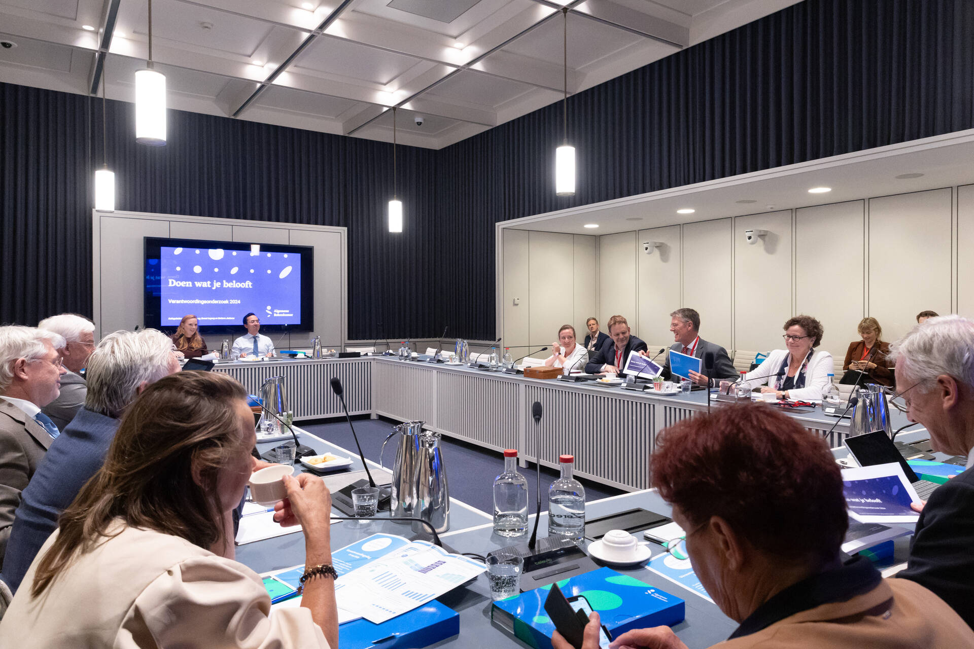 Openbaar gesprek van de commissie voor Financiën met president en leden Rekenkamer (rechts)  