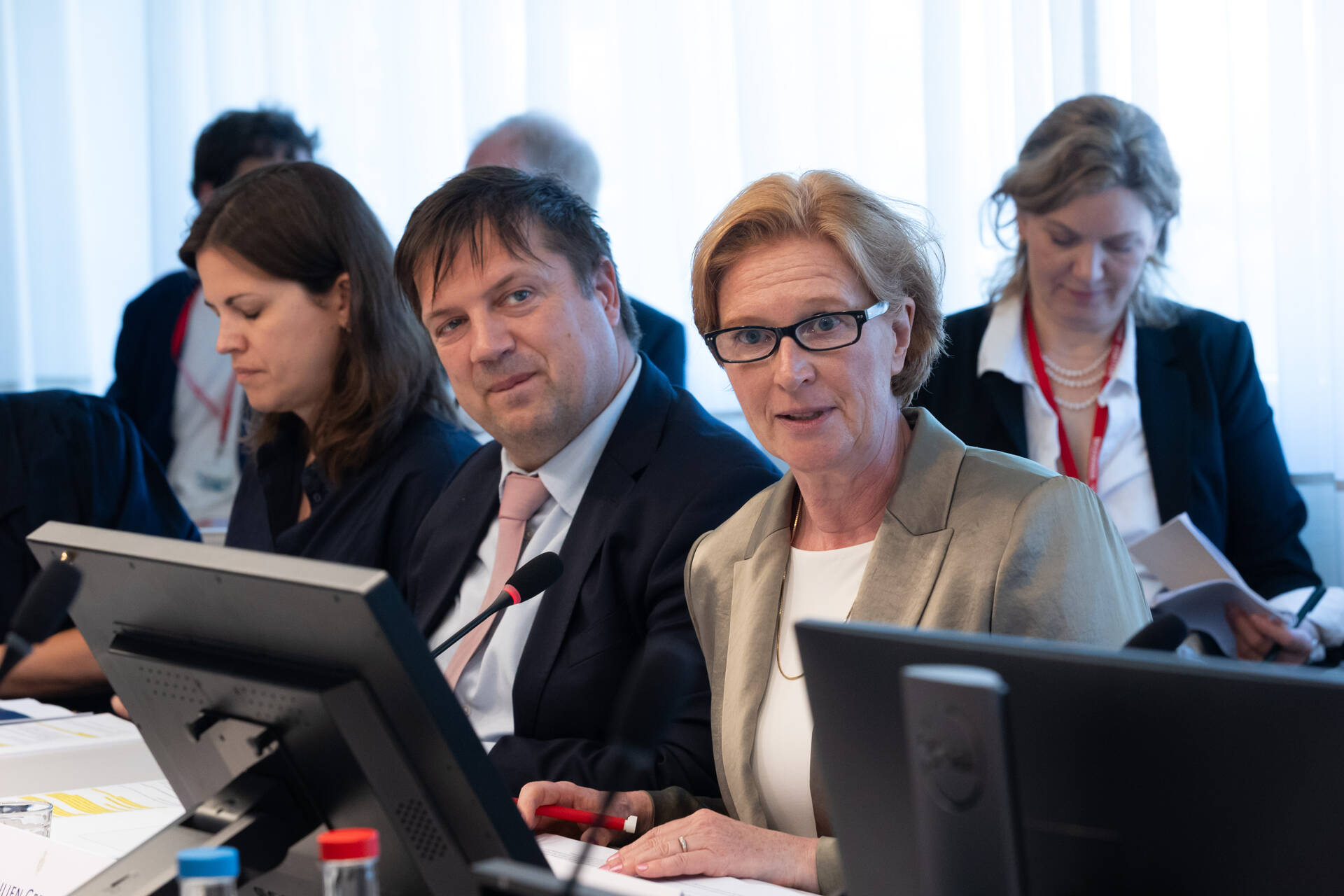 Senator Geerdink opent de ochtendbijeenkomst van de IPC Taalunie.