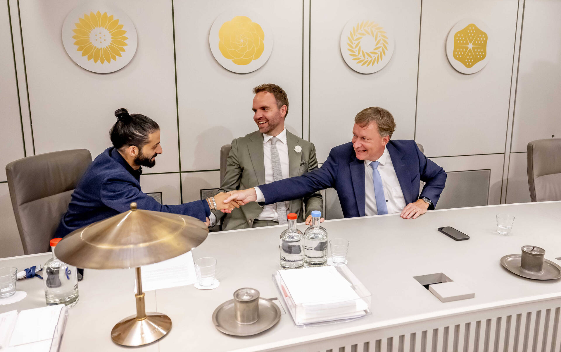 Van links naar rechts: Ulysse Ellian, Derk Boswijk en Diederik van Dijk na afloop van de stemmingen op dinsdag