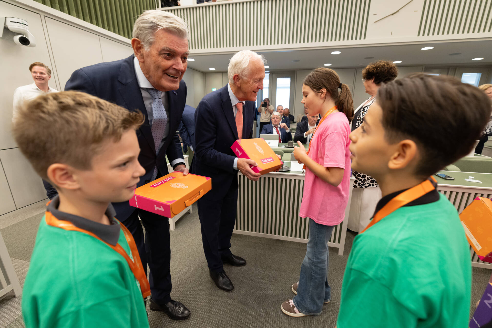 De leerlingen met fractievoorzitter Van Rooijen (50PLUS) en fractievoorzitter Van der Goot (OPNL)