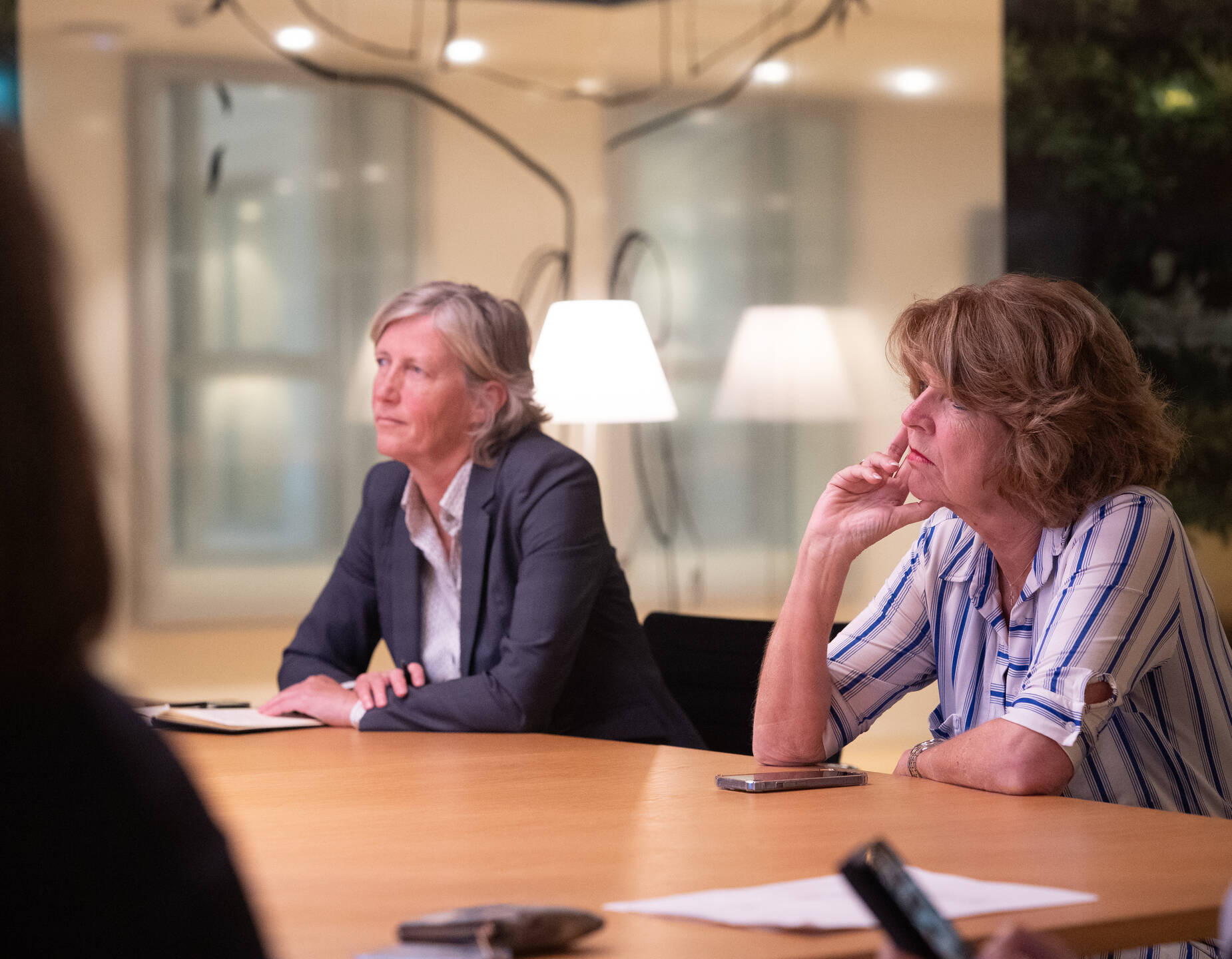 Senator Bakker-Kleijn (CDA) en commissiegriffier Van der Bijl bij de Arbeidsinspectie