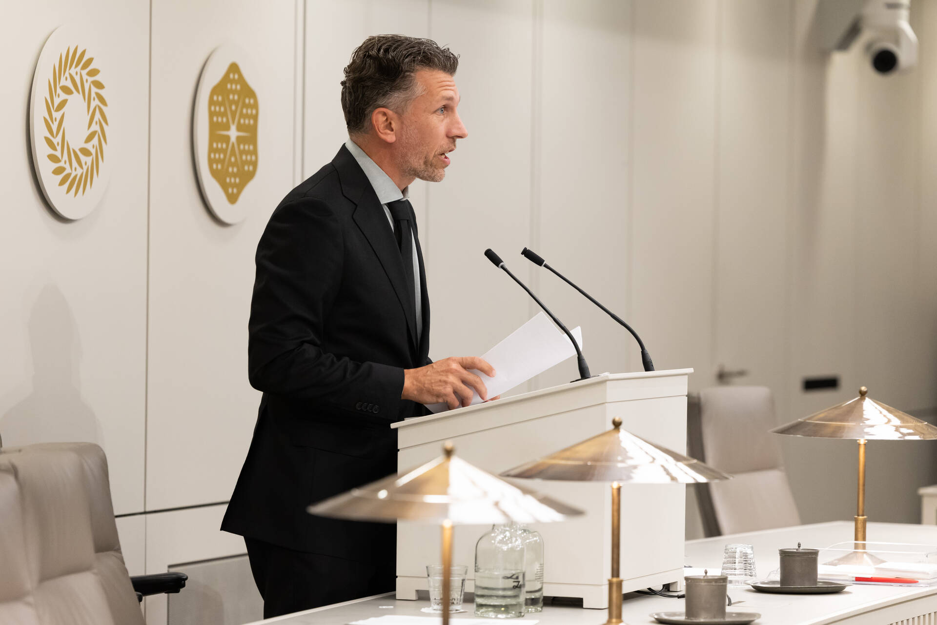 Demissionair minister Rijkaart tijdens het debat op 30 september 2025
