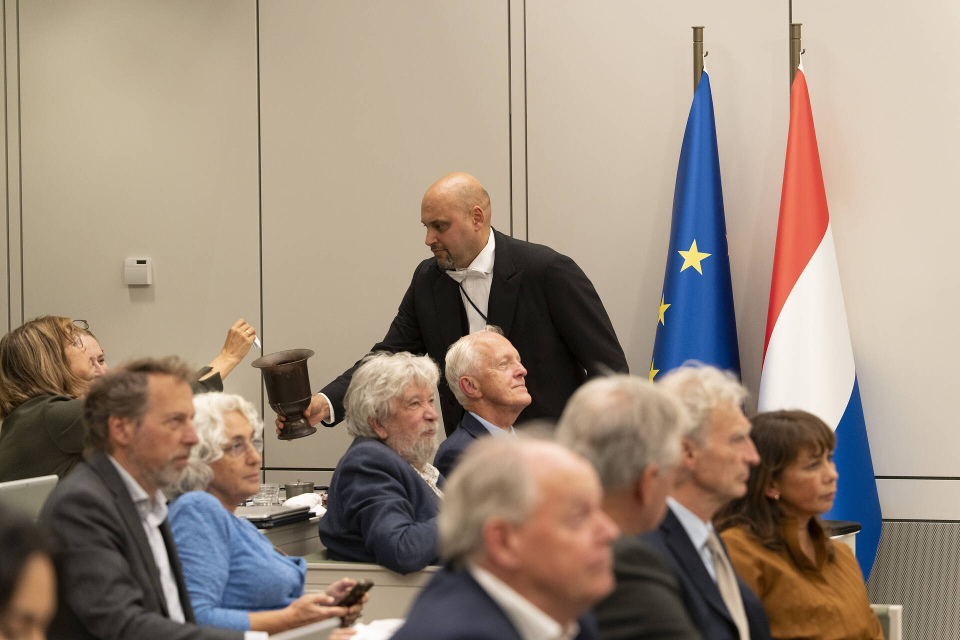 De bode haalt de stembriefjes op