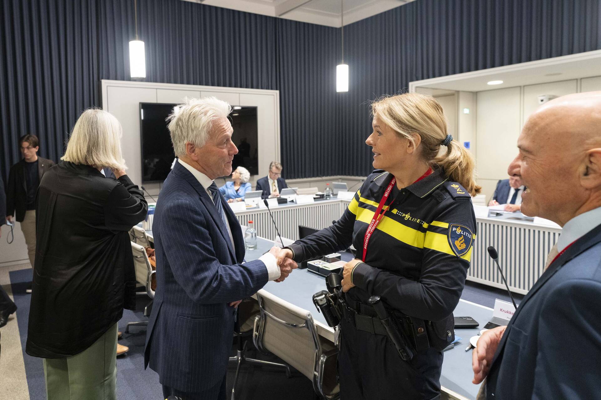 Senator Griffioen (BBB) begroet Karin Krukkert, portefeuillehouder vreemdelingenzaken Politie