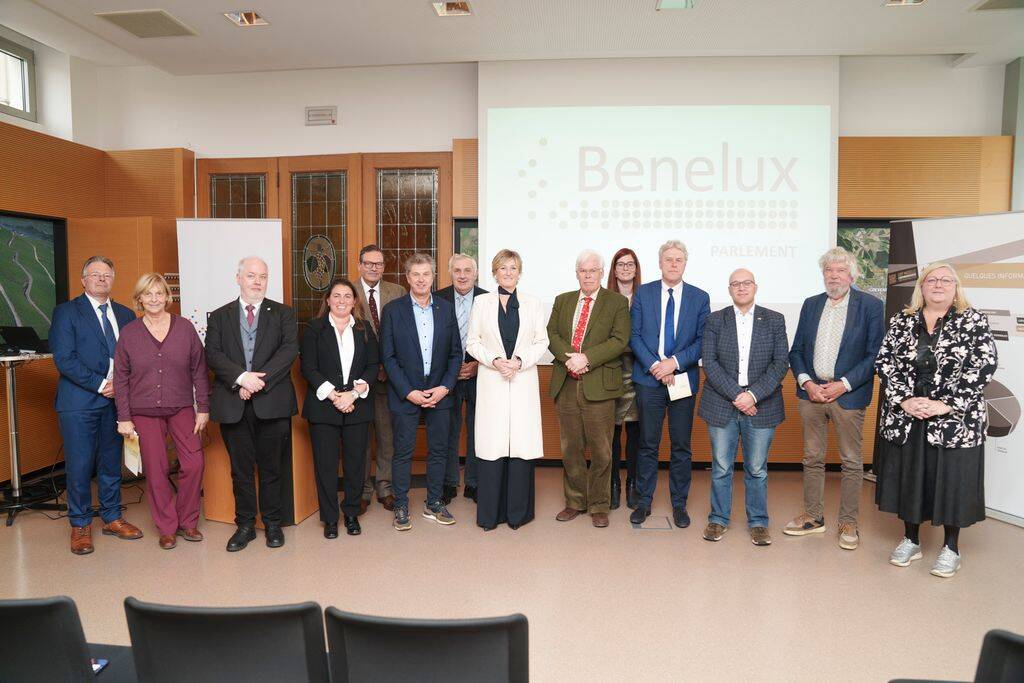 Groepsfoto leden Beneluxparlement in Remich