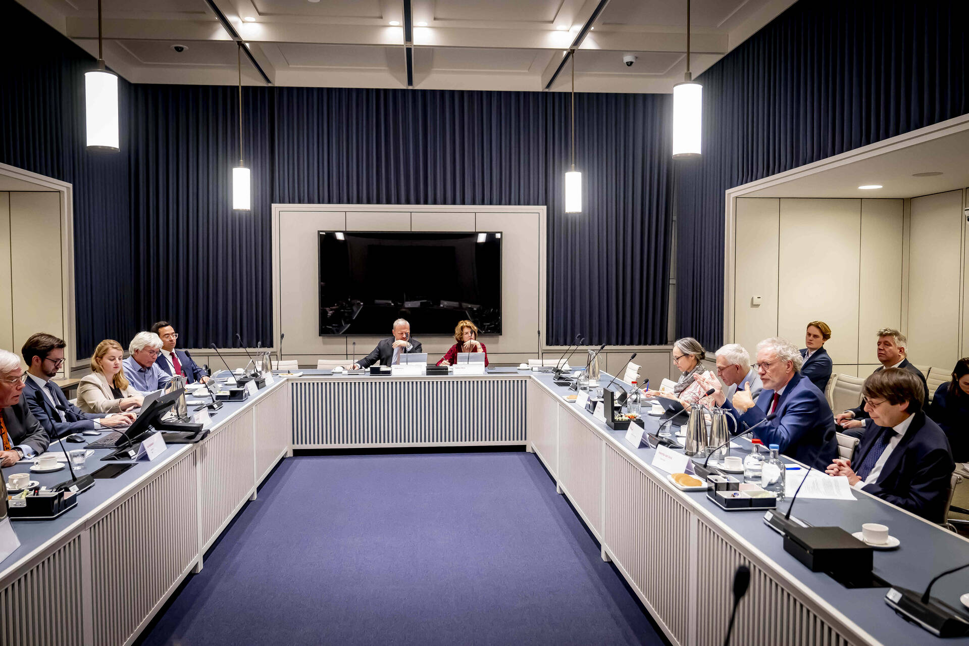 Leden van de commissie voor Financiën in gesprek met leden van de Raad van State
