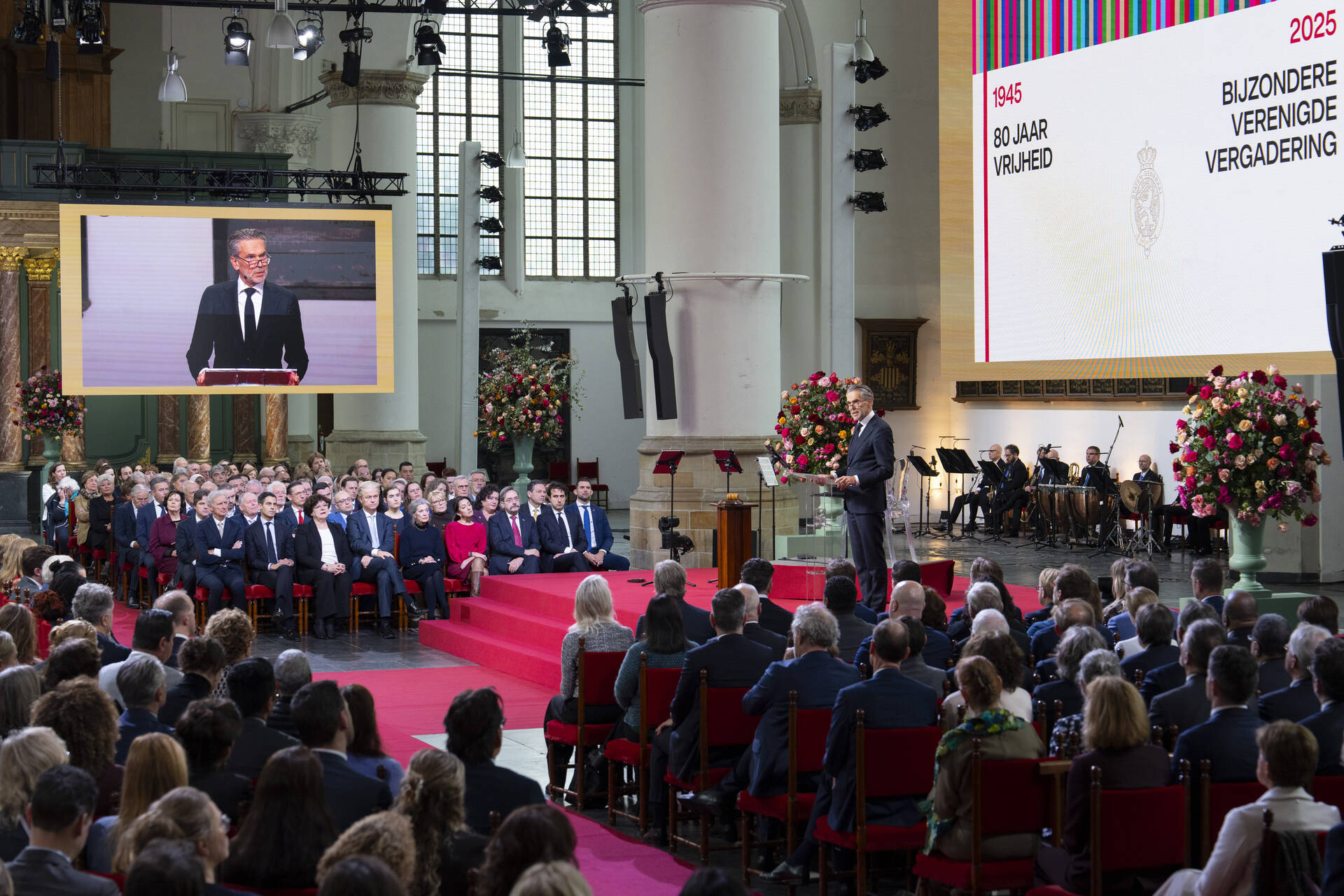 Minister-president Schoof spreekt de aanwezigen toe