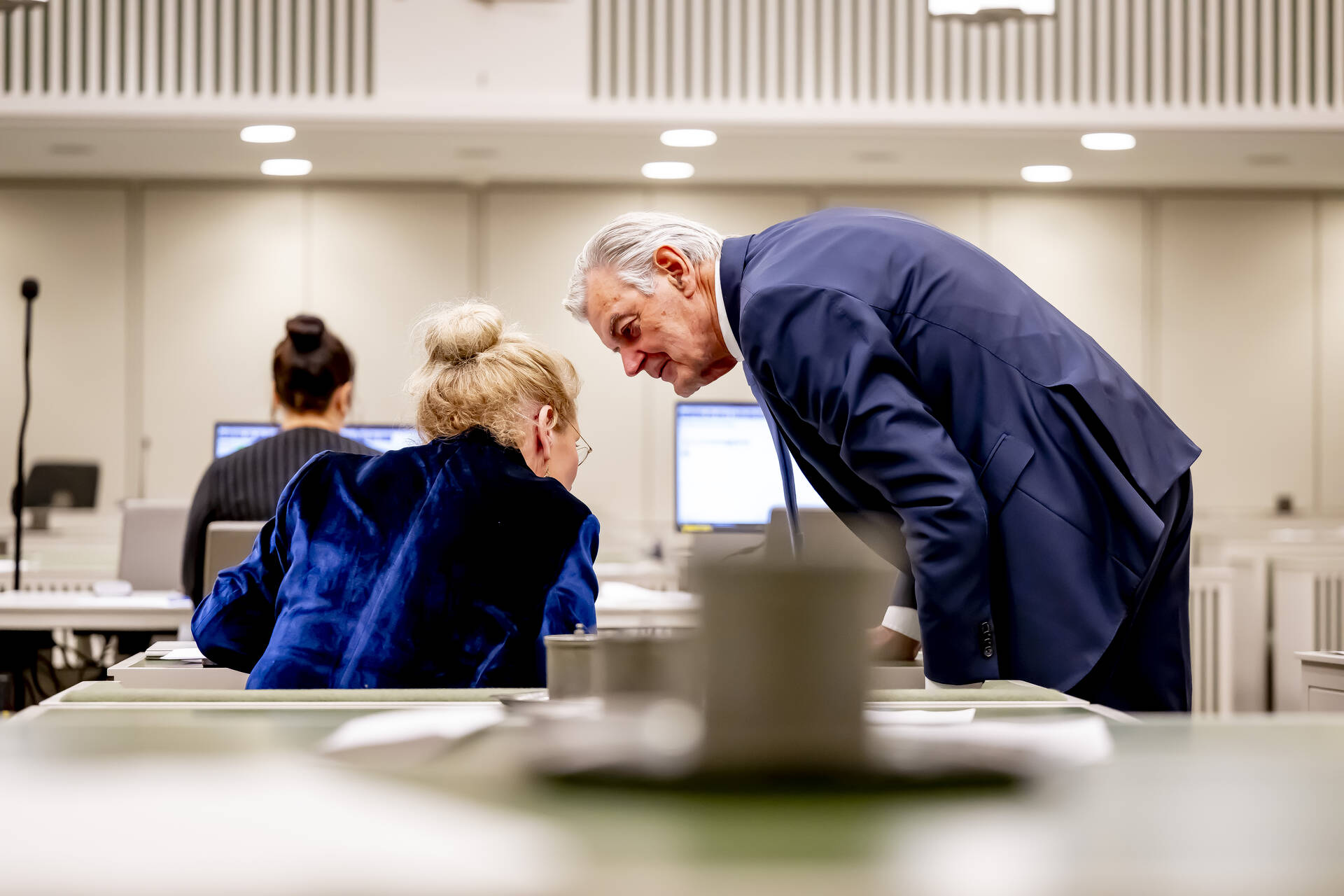 Overleg tussen PVV-senator Bezaan (links) en 50PLUS-senator Van Rooijen (rechts) tijdens het debat op 25 november 2025