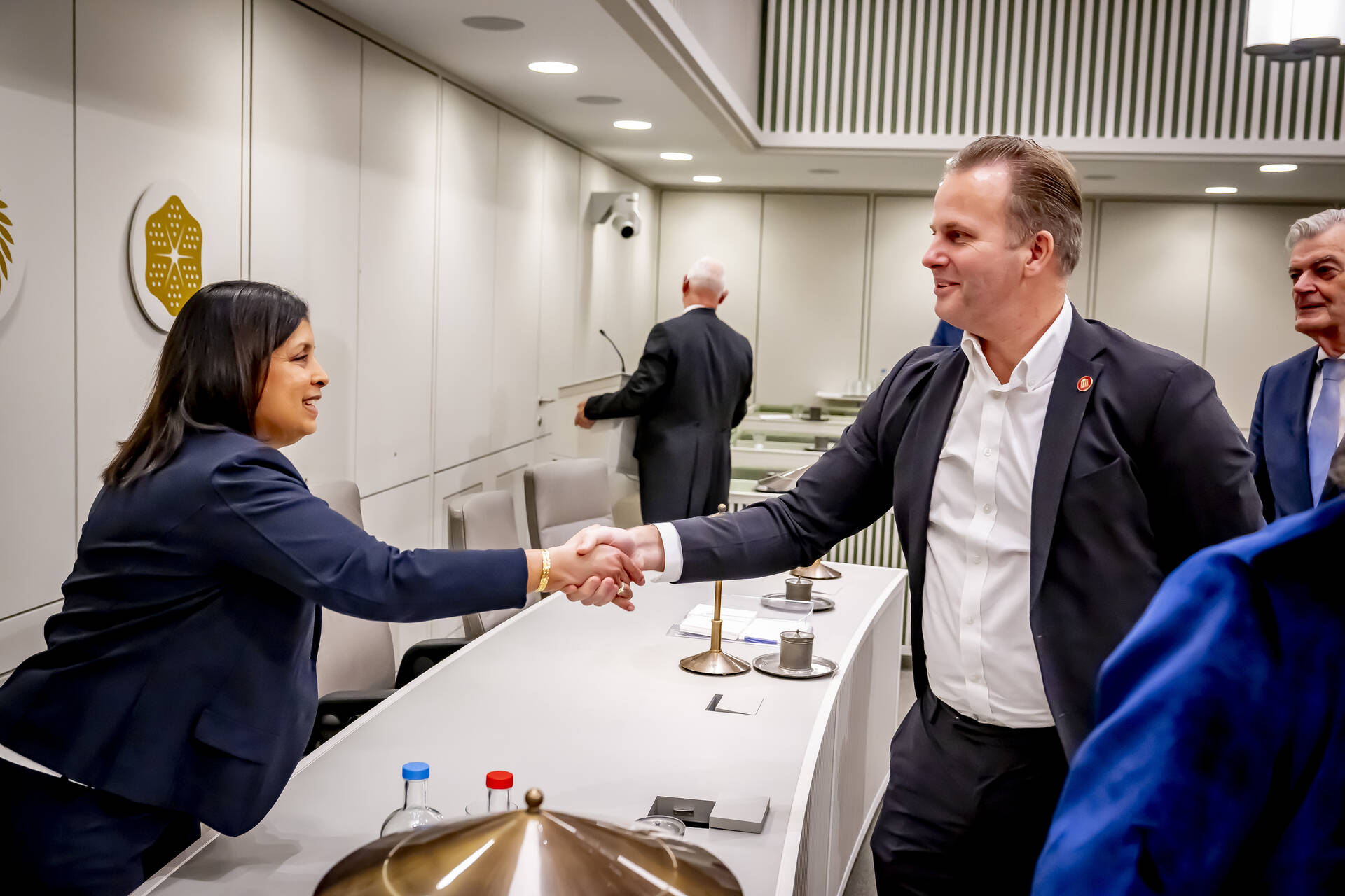 Senator Van den Oetelaar (rechts) begroet minister Paul