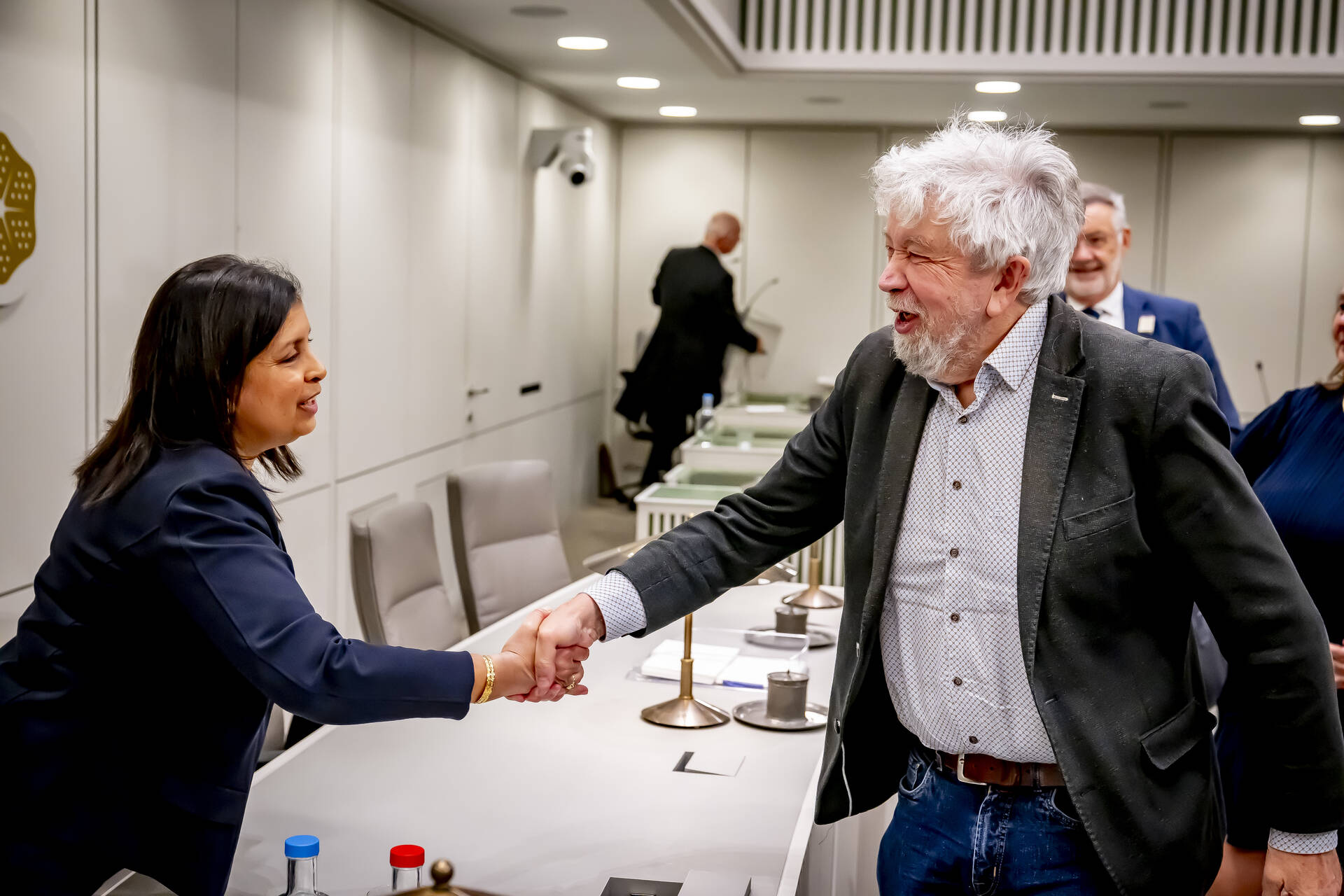 Senator Van Gurp (rechts) begroet minister Paul