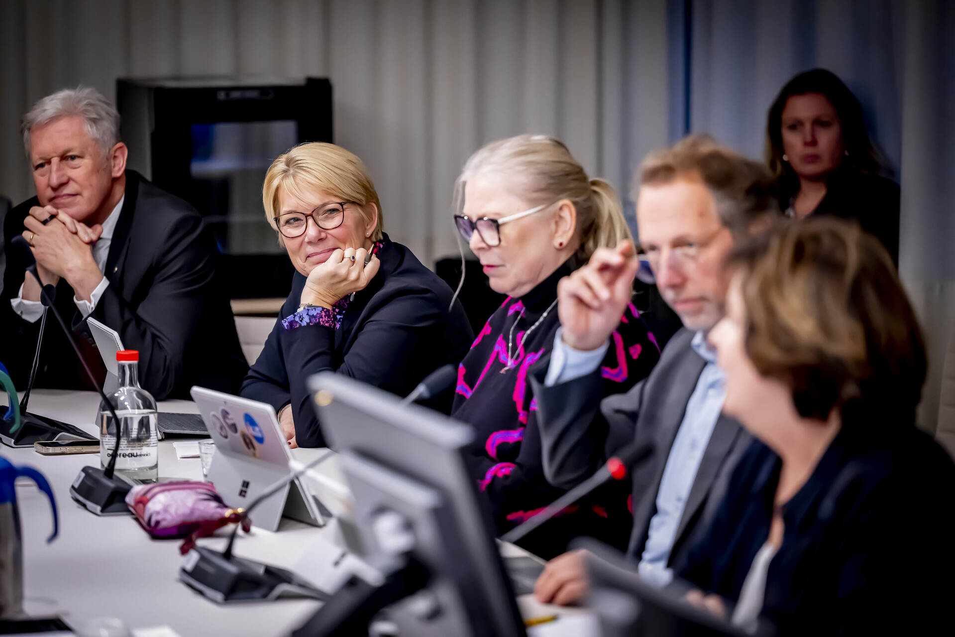 Senatoren tijdens het kennismakingsgesprek met demissionair staatssecretaris De Vries