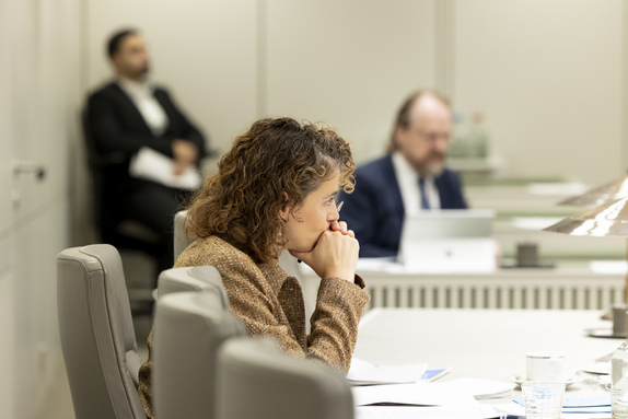 Demissionair minister Hermans tijdens het debat op 2 december 2025