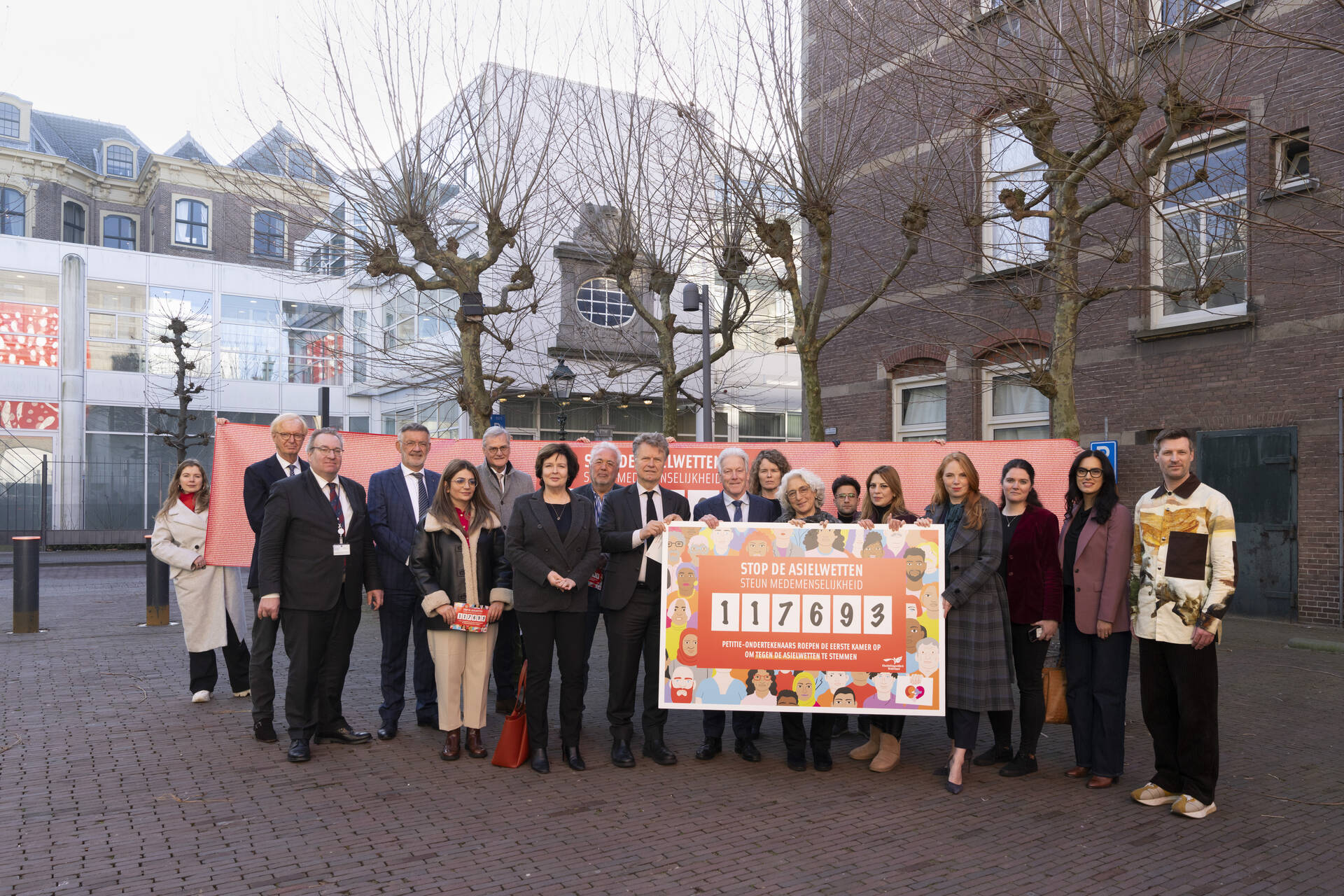 Leden van de commissie Immigratie & Asiel/JBZ-Raad met de petitie-aanbieder Vluchtelingenwerk 