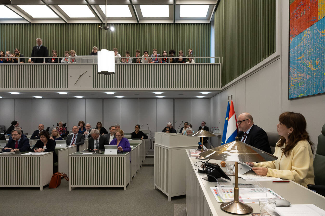 Eerste Kamervoorzitter Mei Li Vos spreekt over de oorlog in Oekraïne, linksboven de Oekraïense ambassadeur