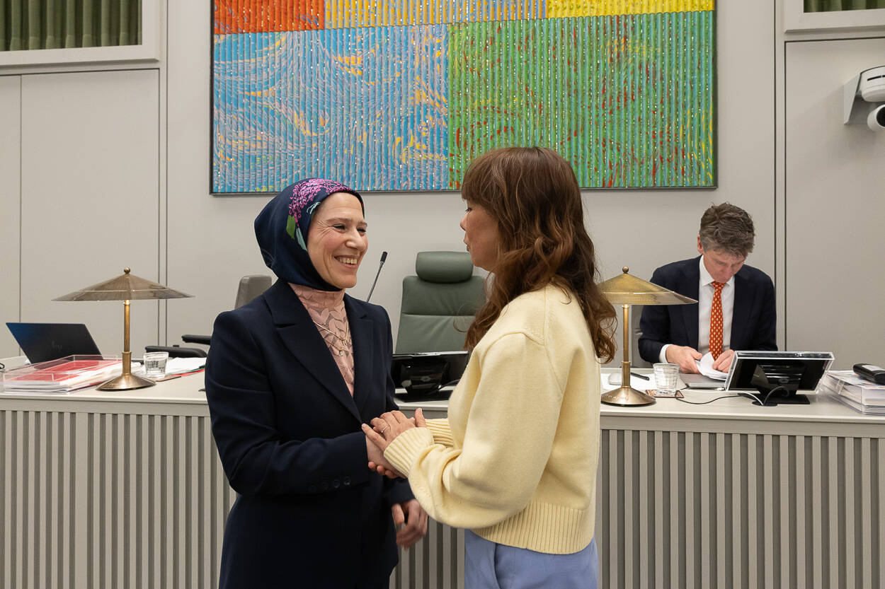 Eerste Kamervoorzitter Mei Li Vos feliciteert senator Karaaslan-Kilic