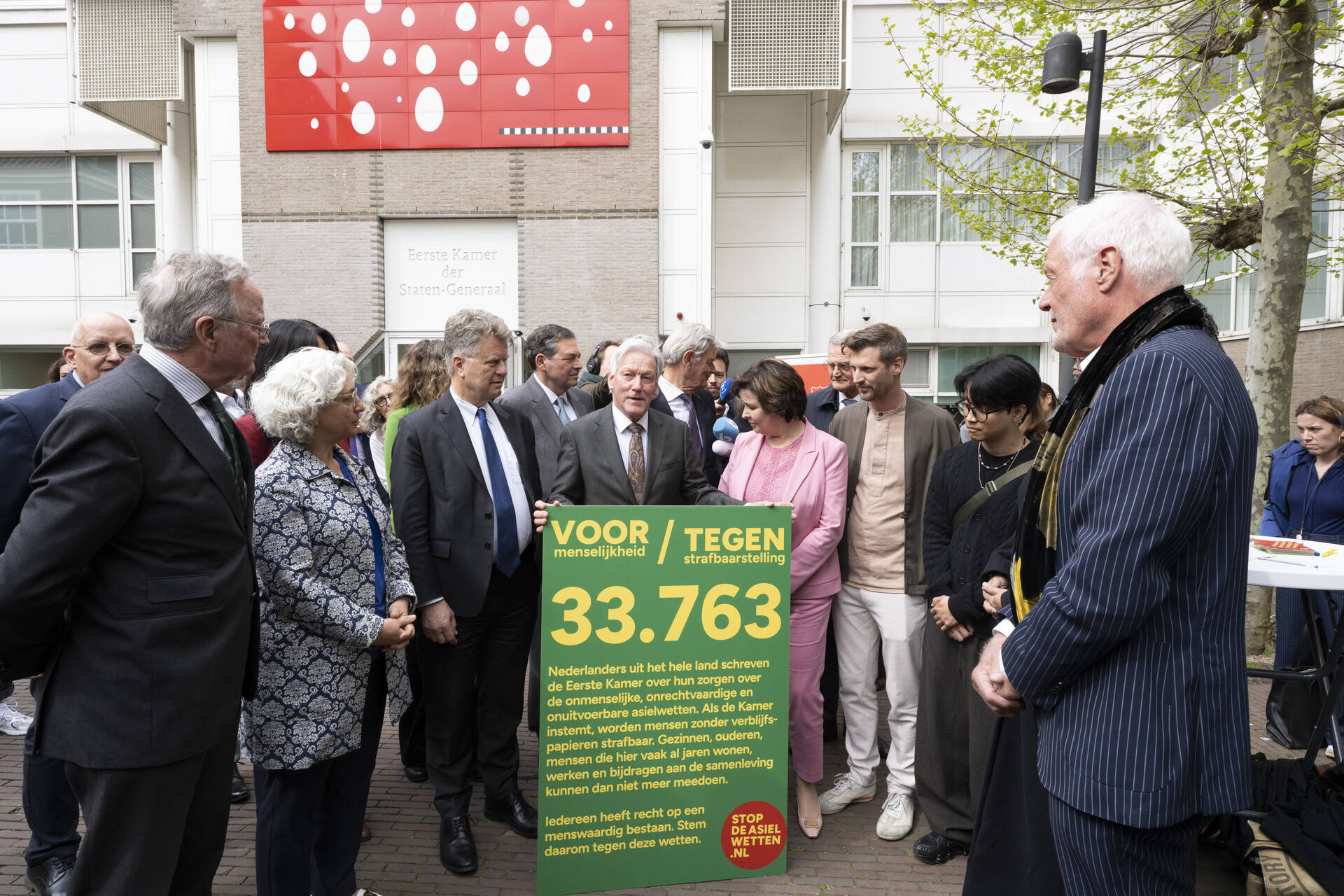 De commissie voor Immigratie & Asiel / JBZ-raad neemt petities tegen de asielwetten in ontvangst.