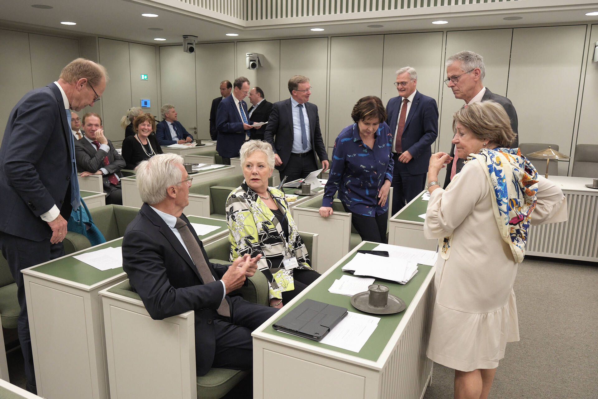 Greet Prins in overleg met collega-senatoren tijdens het debat over de Wet publieke gezondheid 