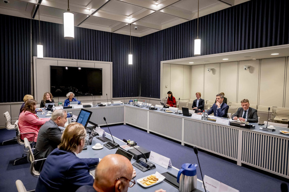 De commissie BDO maakt kennis met de minister van Buitenlandse Zaken, Tom Berendsen