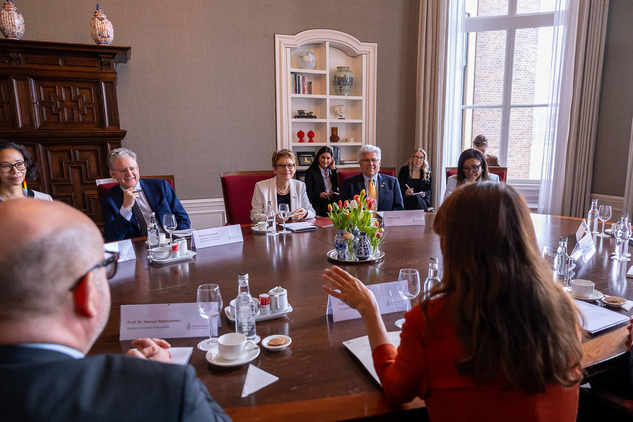 De delegaties in gesprek 
