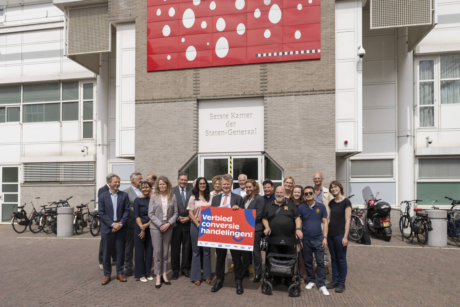 Leden van de commissie voor J&V (links) en de aanbieders van de petitie (rechts)