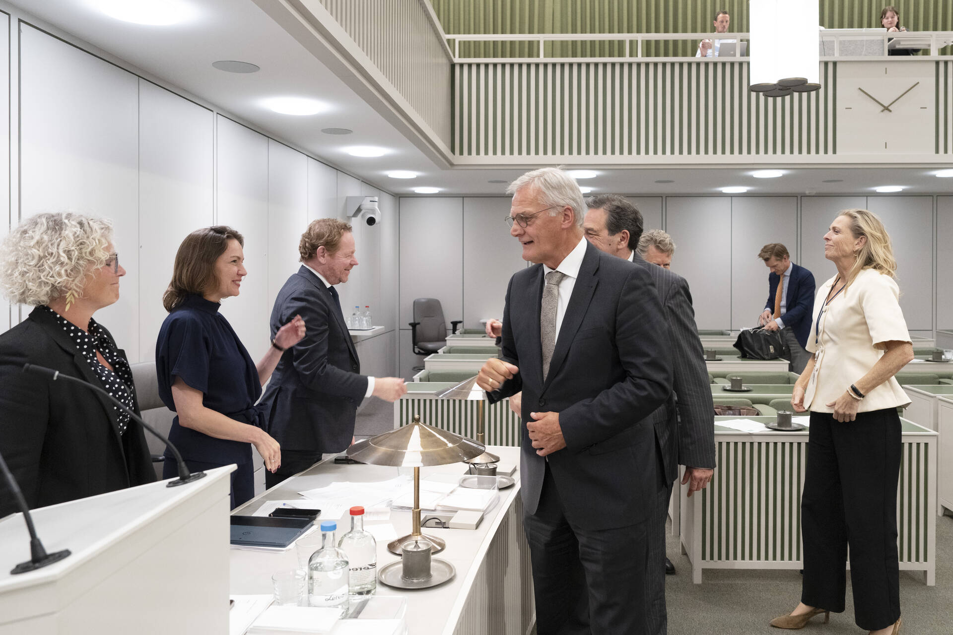 Na afloop van het debat schudden de senatoren de handen van de initiatiefnemers en de minister