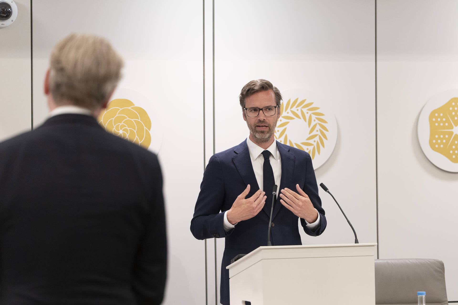 Minister Sjoerdsma van Buitenlandse Handel en Ontwikkelingssamenwerking tijdens het debat op 16 juni 2026