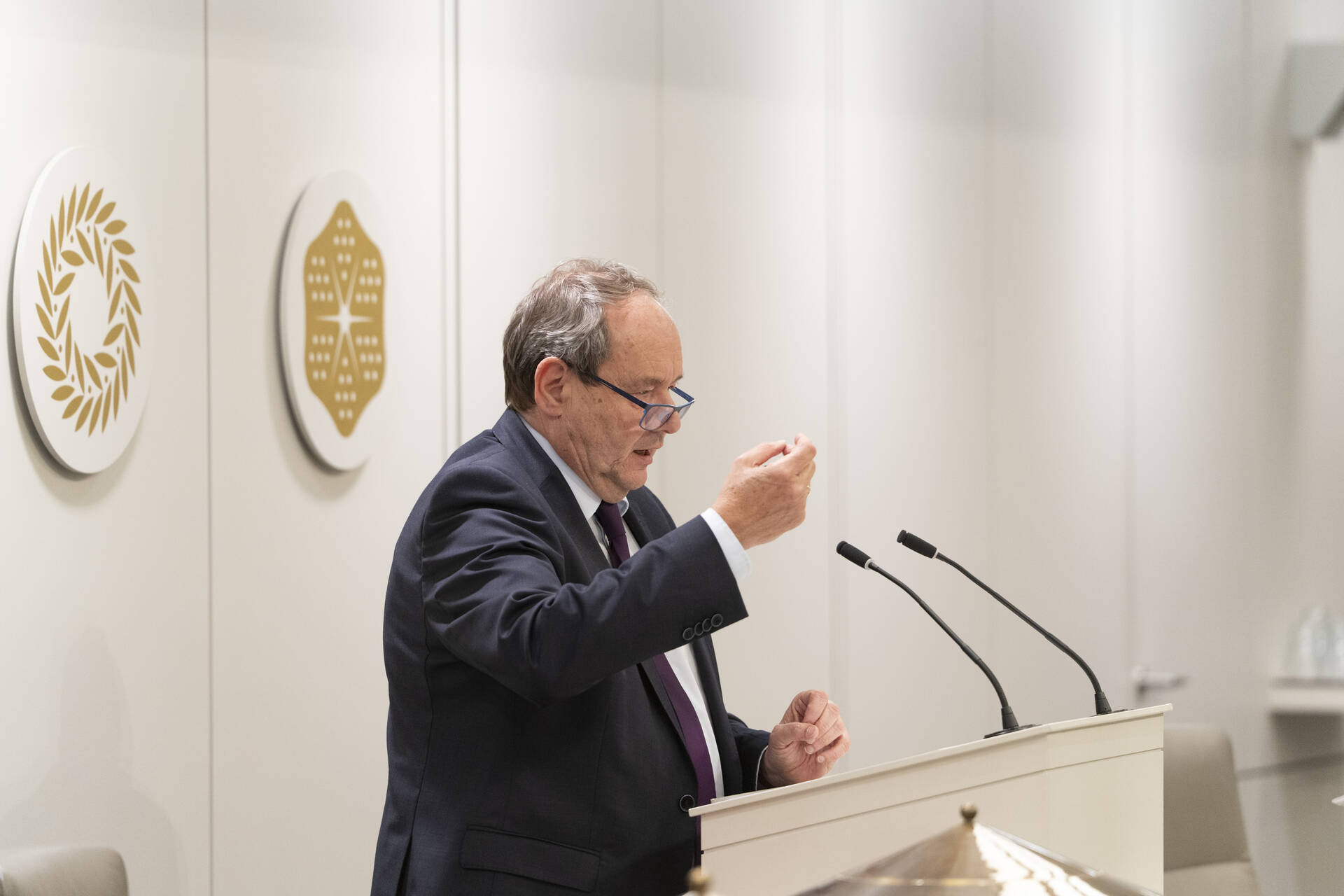 Minister Vijlbrief tijdens het beantwoorden van de vragen