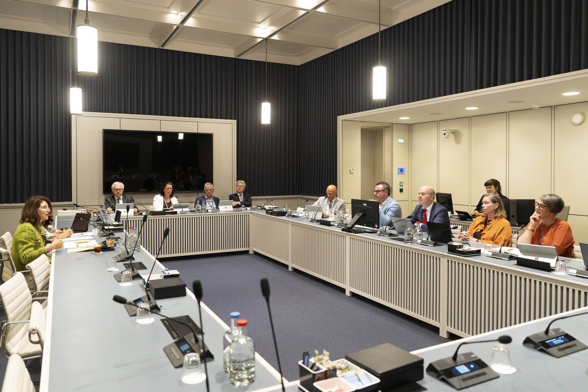 Staatssecretaris Bertram in overleg met de commissie I&W/VRO