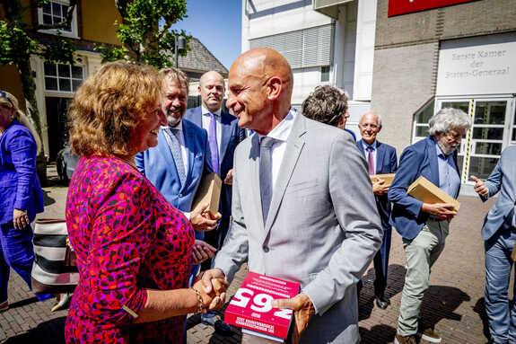 Ondervoorzitter van de commissie Theo Rietkerk neemt de petitie in ontvangst van Liesbeth Spies (Aedes)
