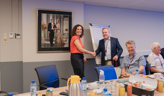 Commissievoorzitter Koen Petersen bedankt de MIVD voor het werkbezoek