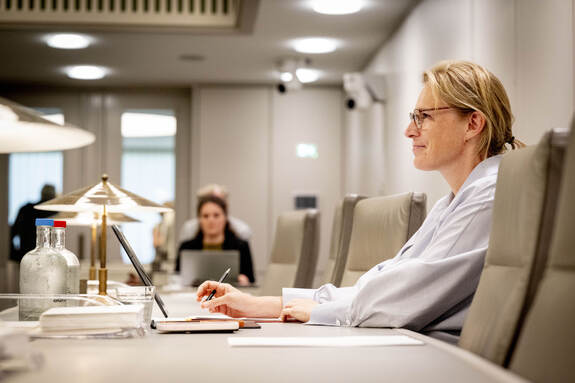 Minister Boekholt-O'Sullivan tijdens het debat op 23 juni 2026