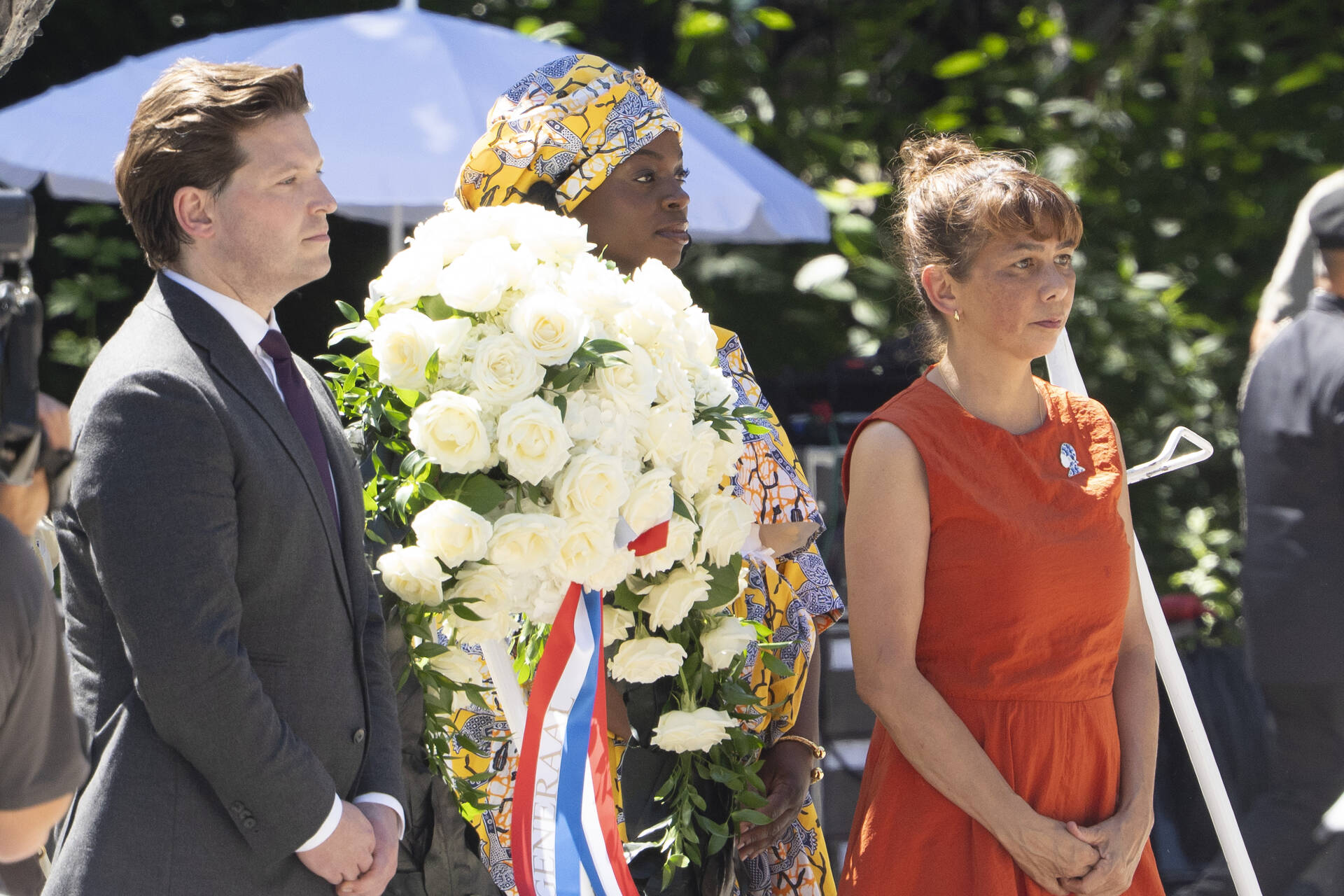 Kamervoorzitters Vos en Van Campen legden een krans bij de herdenking van het Slavernijverleden