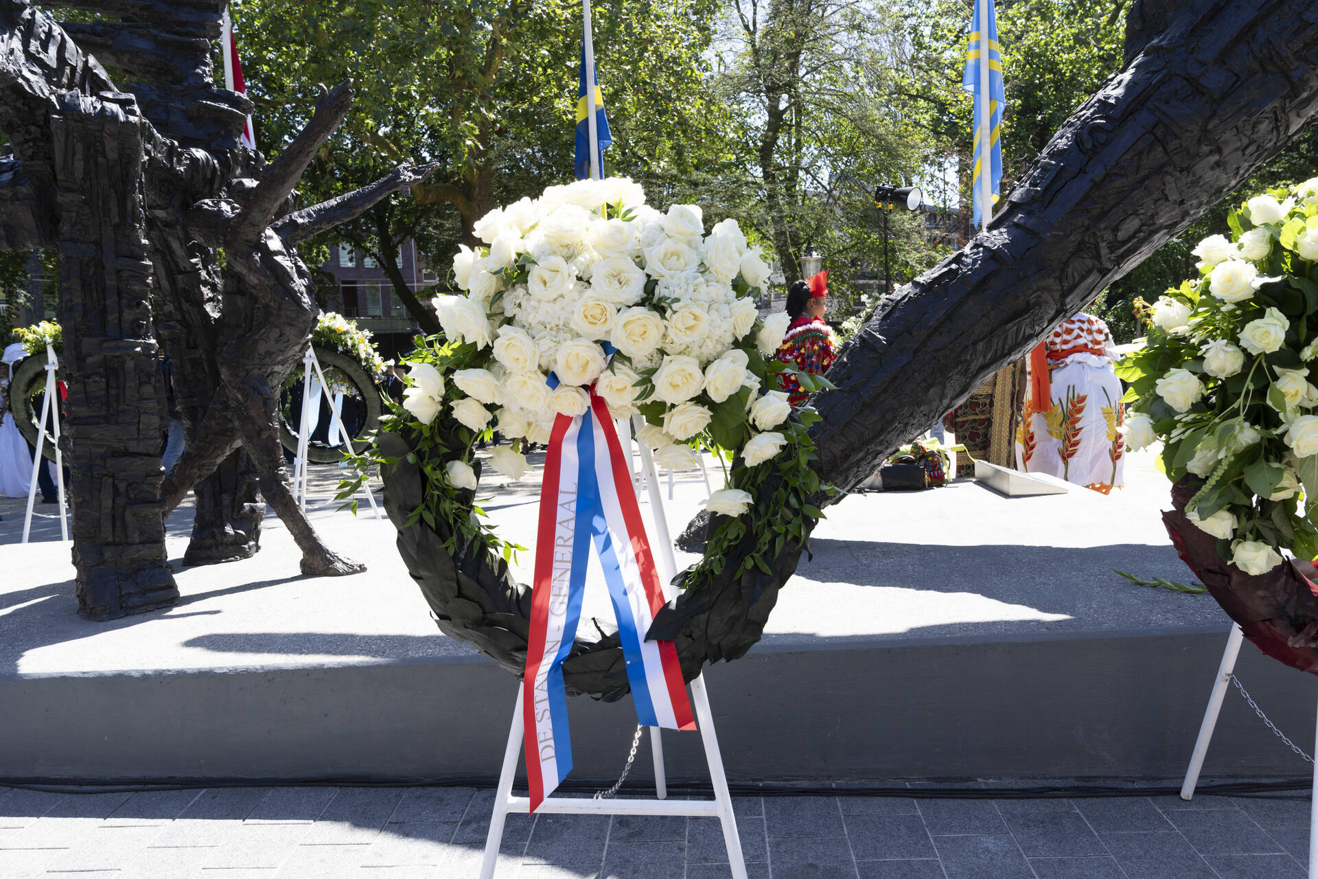  Kransen bij het Slavernijmonument van kunstenaar Erwin de Vries