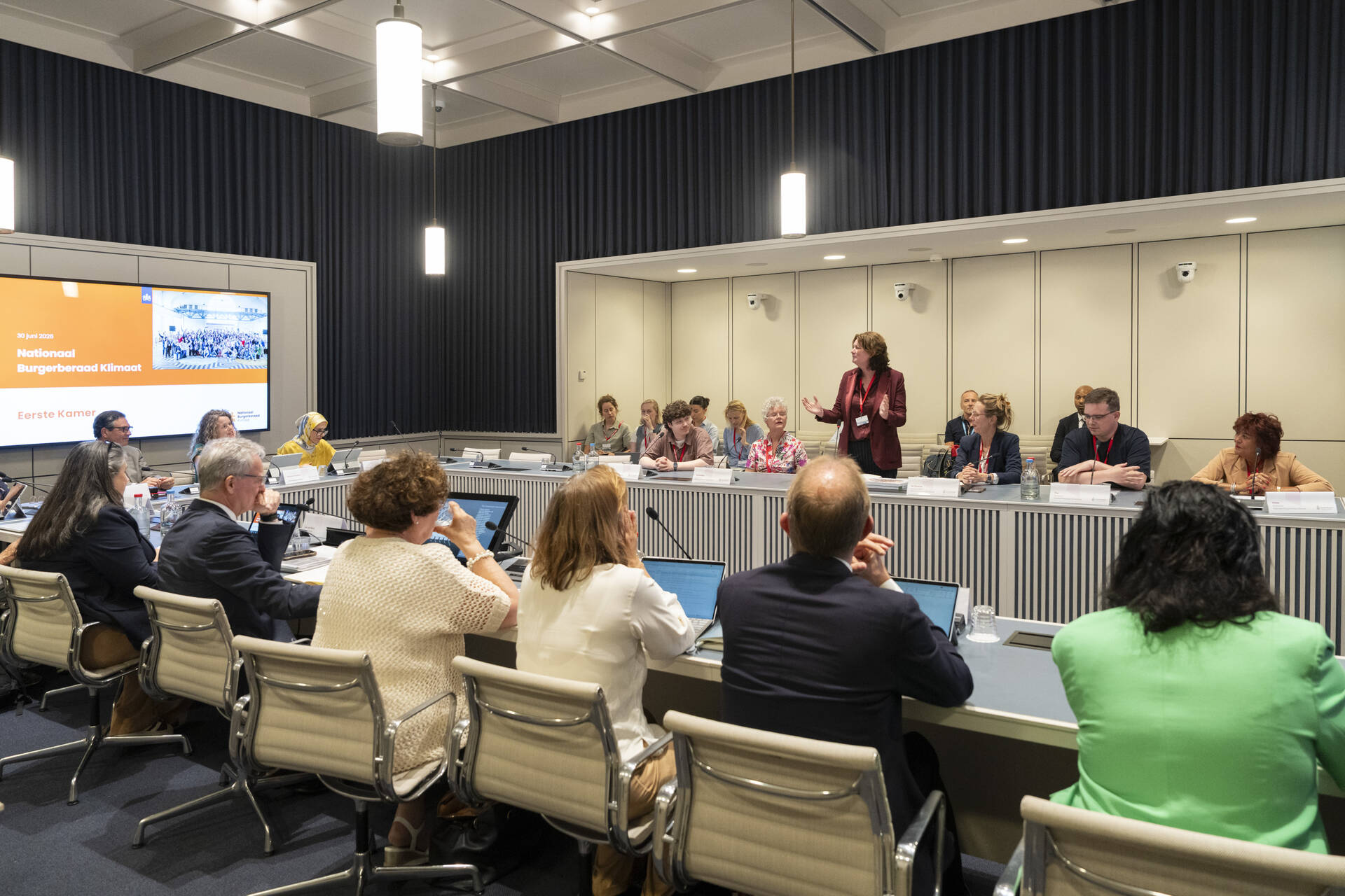 Burgerberaadvoorzitter Nienke Meijer, geflankeerd door burgers die deelnamen