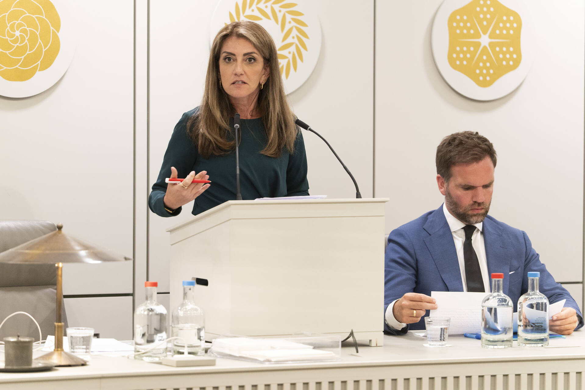 Minister Dilan Yeşilgöz en staatssecretaris Derk Boswijk tijdens het debat op 29 juni 2026