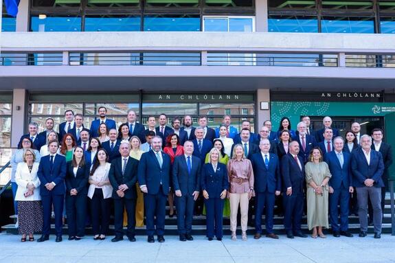 Familiefoto van de delegaties 