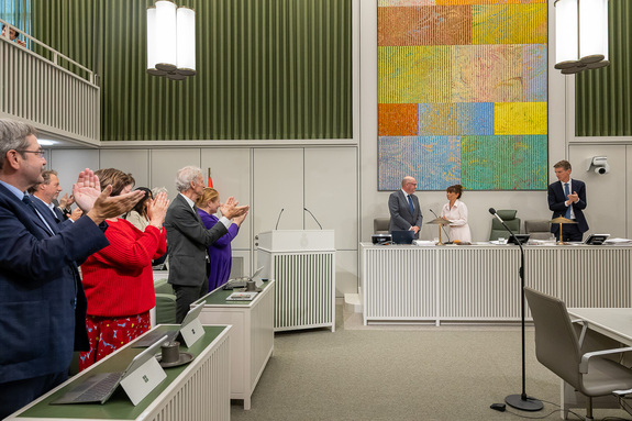 Kamervoorzitter Mei Li Vos en Kamerleden luiden Griffier Remco Nehmelman uit tijdens de plenaire vergadering