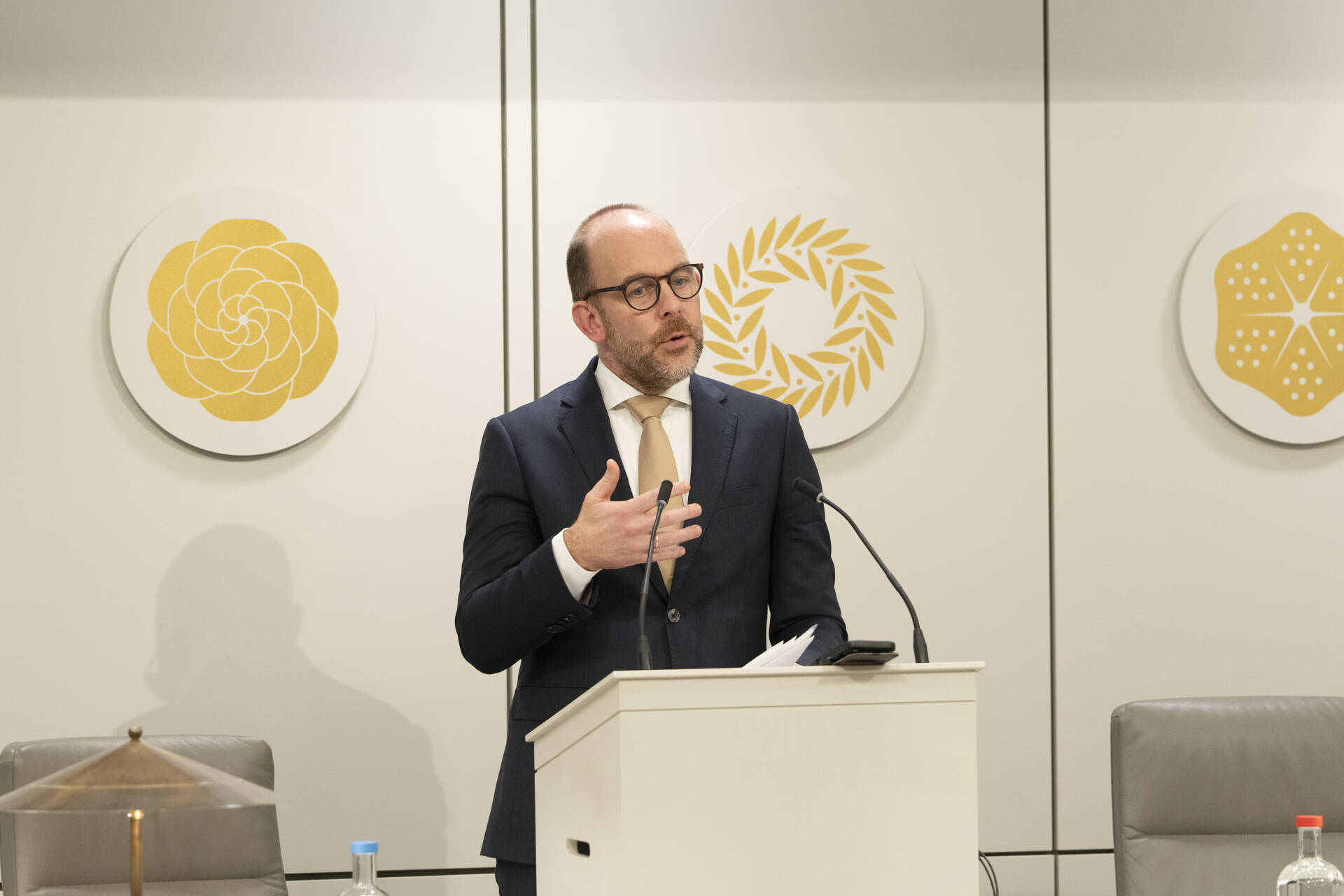 Minister Van den Brink van Asiel en Migratie tijdens het debat op 13 oktober 2026