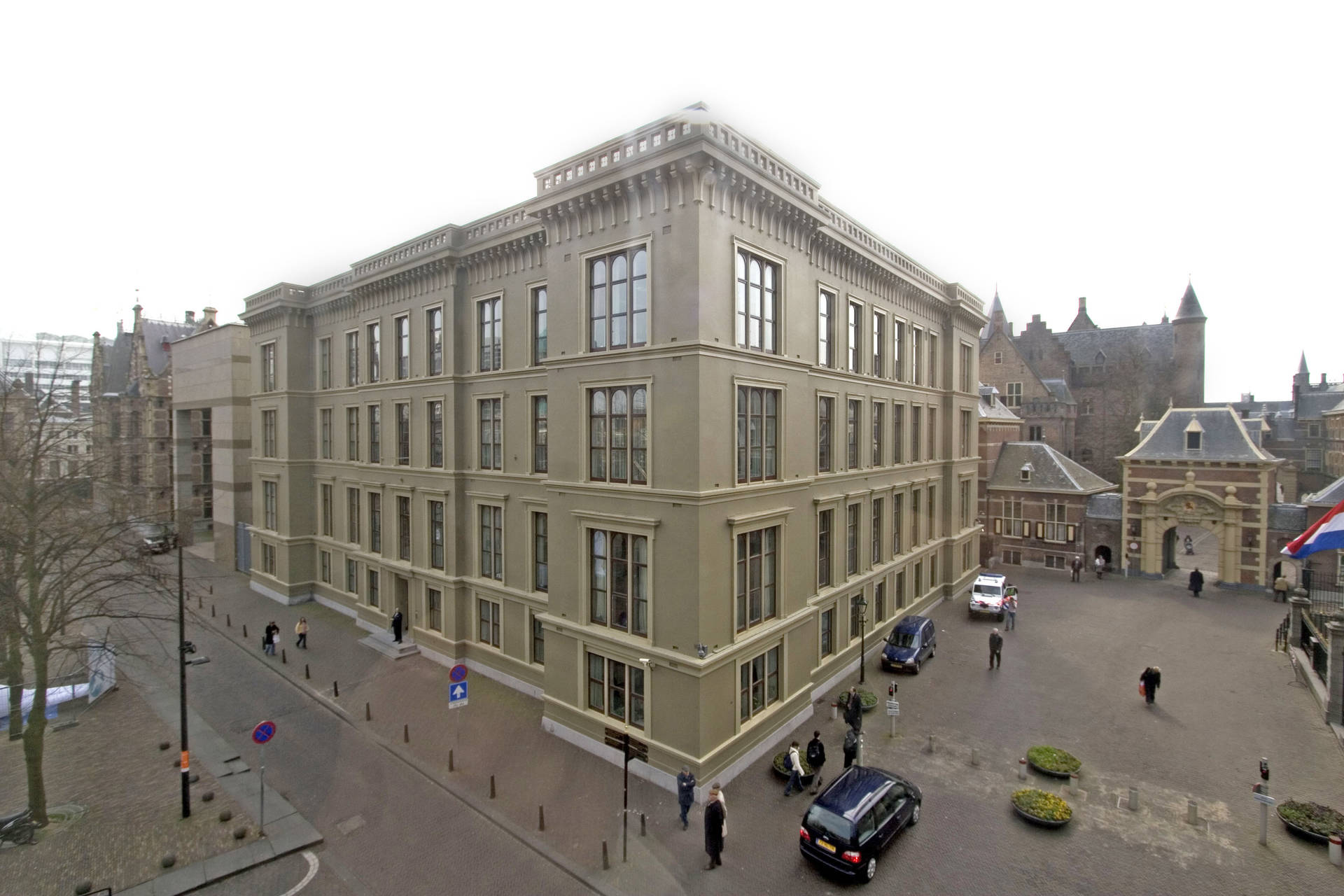 Het voormalige gebouw Koloniën huisvest tegenwoordig de werkkamers van Kamerleden en hun medewerkers