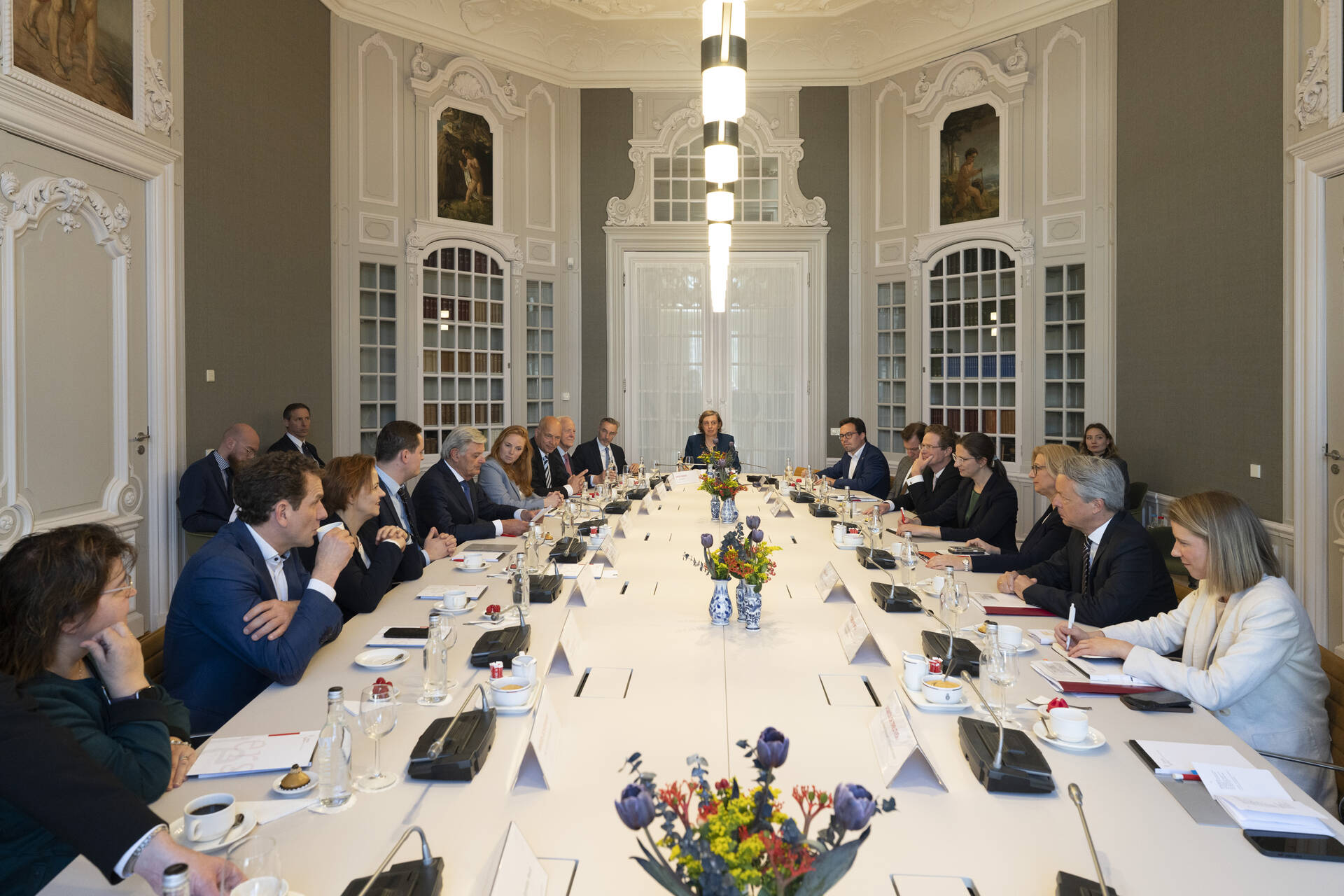 Leden van Eerste en Tweede Kamer in gesprek met de Voorzitter van de Duitse Bundesrat.