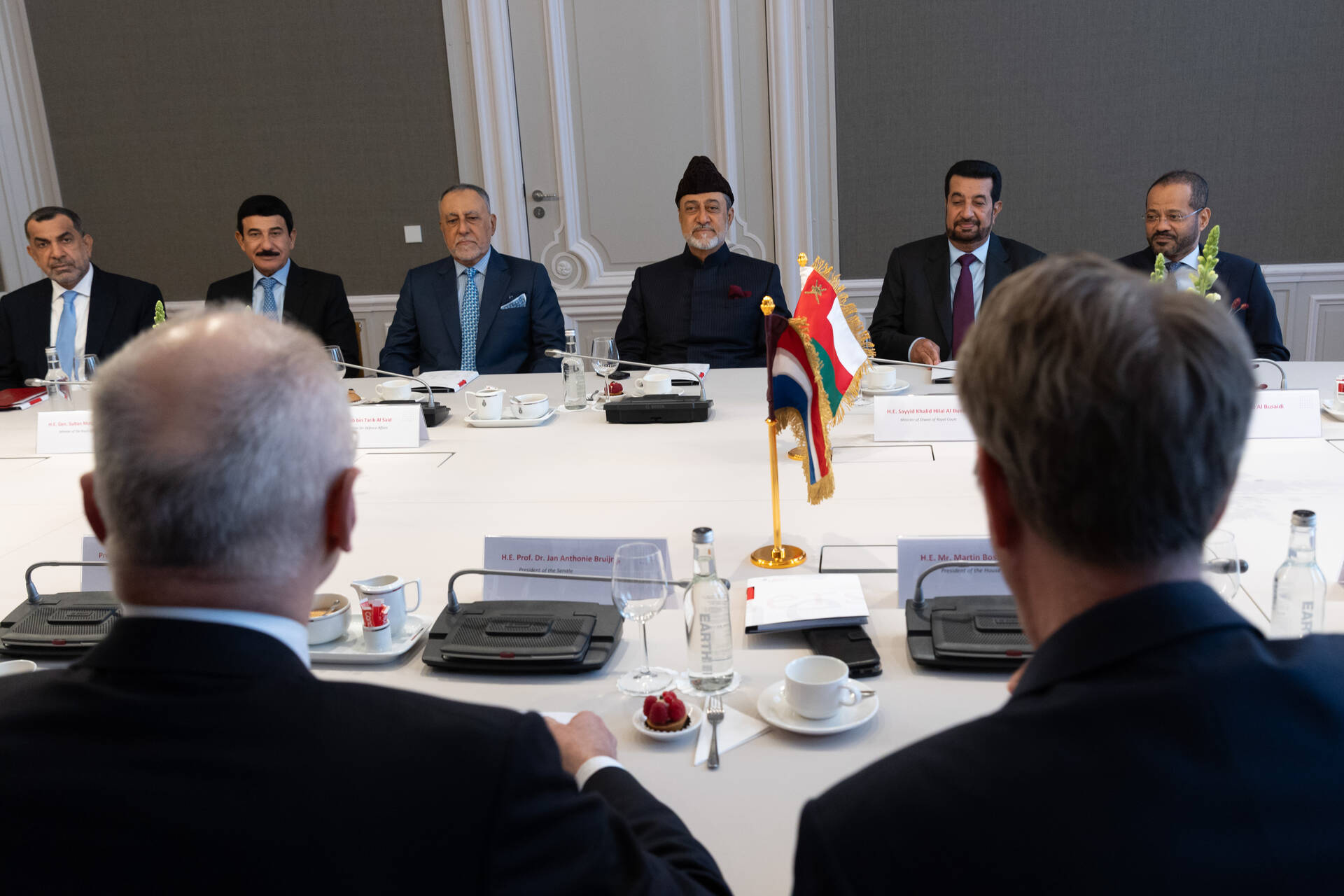 De delegatie van Sultan Haitham bin Tarik van Oman in gesprek met de Kamervoorzitters.