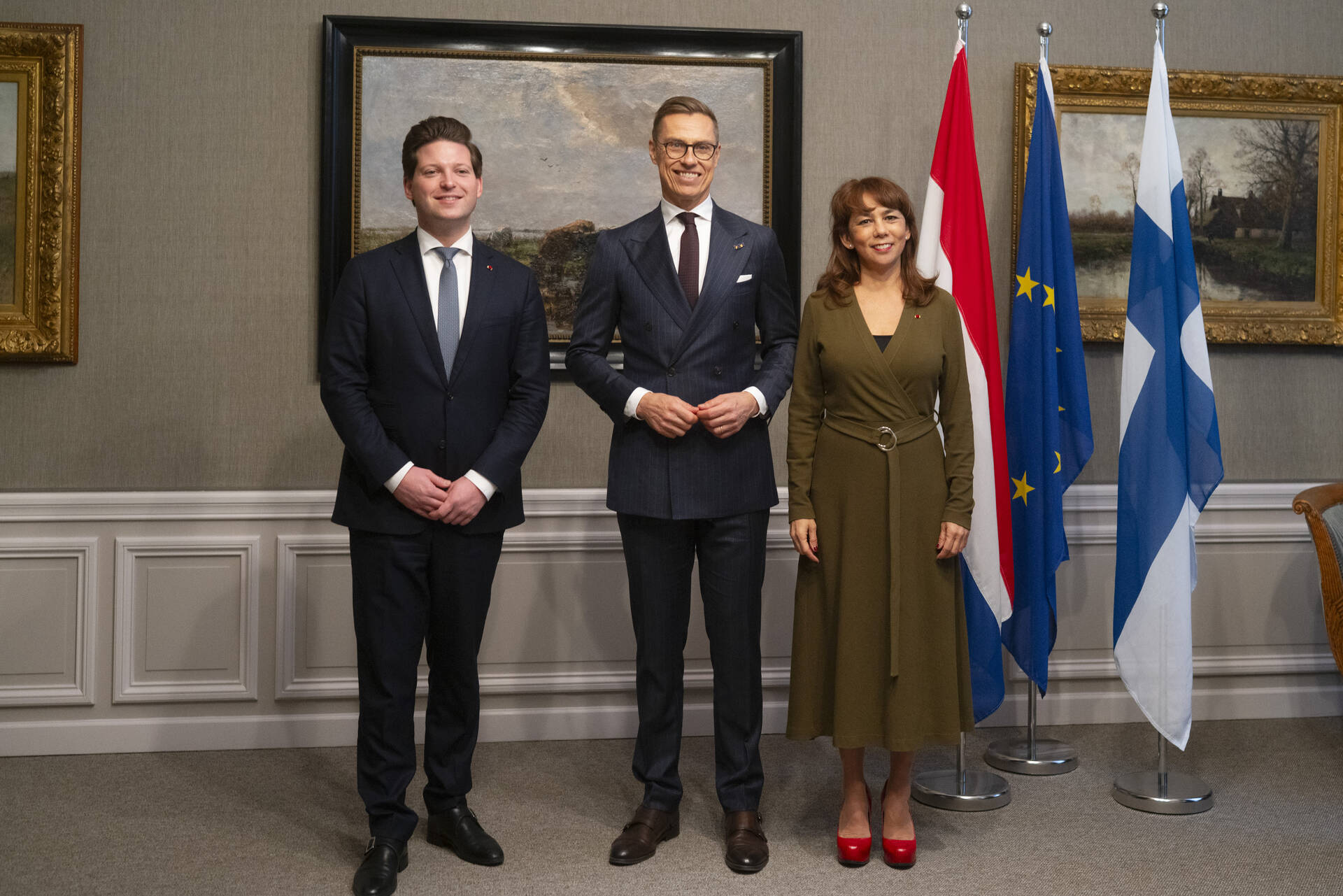 President Stubb poseert bij de vlaggen met Eerste Kamervoorzitter Vos en Tweede Kamervoorzitter Van Campen